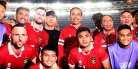 Jokowi Nonton Laga Timnas Indonesia vs Arab Saudi, Duduk di Bangku Biasa Pakai Jersey Pemain Solo