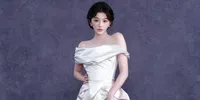 Kong Xueer Tampil di Weibo Night 2026 Bareng Deng Kai