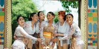 Luna Maya Tampil Anggun dalam Upacara Adat Menek Kelih Keponakannya di Bali