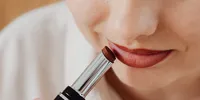 Menggunakan Lipstik Matte Setiap Hari Bikin Bibir Hitam? Ini Kata Medis