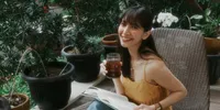 Momen Santai Sheila Dara Aisha Rayakan Hari Teh, Gaya Simpelnya Bikin Adem