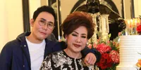 Otis Hahijary Berikan Hadiah Mobil dan Tas Mewah di Hari Ultah Ibunda yang Ke-72