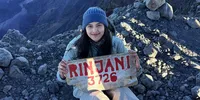 Potret Callista Arum dan Abun Sungkar Mendaki Gunung Rinjani 3726 MDPL