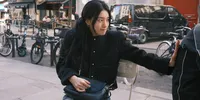 Potret Suzy Ngafe di Paris, Pakai Blazer Hitam dan Wajah Minim Make-up