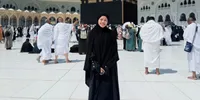 Potret Ummi Quary Umroh, Ungkap Perasaan Hancur dan Temukan Ketenangan di Tanah Suci