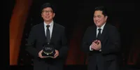 PSSI Awards 2026 Digelar Perdana, Erick Thohir Serahkan Penghargaan untuk Emtek