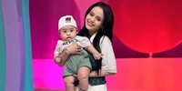 Putri Isnari Cerita Jadi Ibu 22 Tahun, Emosi Masih Naik Turun