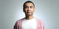 Raditya Dika Kena Dampak Erupsi Anak Krakatau, Curhat Pesawatnya Harus Putar Balik