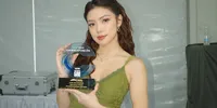 Regina Phoenix Raih Penghargaan Global Voice Ambassador dari Perusahaan Otomotif Tiongkok