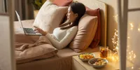 Rekomendasi Drama Korea yang Cocok Ditonton Sambil Rebahan di Kasur, Dijamin Betah Maraton!