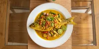 Resep Ikan Selar Bumbu Pesmol dengan Acar Kuning yang Segar