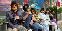 Slank Suguhkan Aksi Teatrikal Topeng Monyet - Mandi Uang Dolar Saat Rilis Album Republik Fufufafa