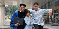 Wisuda S2, Frans Faisal Didampingi Fuji hingga Orangtua