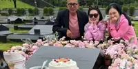 Ziarah ke Makam Barbie Hsu di Hari Ulang Tahun, Koo Jun Yup dan Keluarga Bikin Fans Terharu
