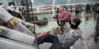 Aksi Viral Emak-emak Hijab Pink di Demo DPR