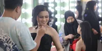 Di Balik Panggung Mega Konser 'The Champions', Ini Suasana Ruang Make Up para Academia 