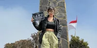Ghea Youbi Bagikan Momen Mendaki ke Puncak Gunung Lawu