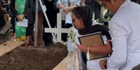 Isak Tangis Istri Iringi Prosesi Pemakaman Komedian Temon