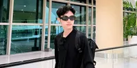 Potret Airport Style Eby DA5, Cool Abis Kenakan Kacamata Hitam