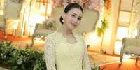 Potret Cantik Ayu Ting Ting Kebaya Kuning di Pernikahan Sepupu, Pesonanya Anggun