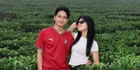 Potret Melly Lee dan Arbil Liburan di Kebun Teh, Tulis Pesan Agar Selalu Bahagia