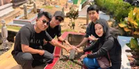 Potret Robi DA7 Ziarah ke Makam Ayah setelah 21 Tahun, Ungkap Rasa Haru