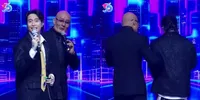 Potret Vidi Aldiano Jalan Tertatih Dituntun Deddy Corbuzier di Panggung, Kebanjiran Doa