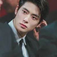 10 Idol K-Pop yang Visualnya Disebut-Sebut Lebih Cocok Jadi Aktor & Aktris: Jisoo BLACKPINK - Jin BTS