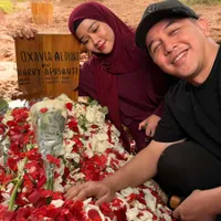 10 Potret Artis di Pusara Vidi Aldiano, Terungkap Alasan Kompak Kenakan Baju Biru
