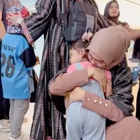 10 Potret Gaya Chic Ria Ricis Selama di Tanah Suci, Pakai Outfit Warna-warni Tapi Tetap Syar'i