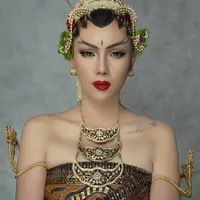 10 Potret Kalina Ocktaranny Jadi Pengantin Jawa, Cantik Manglingi Pakai Paes Ageng - Dodot Basahan
