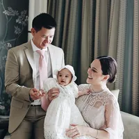 12 Potret Pembaptisan Baby Claire Putri Shandy Aulia, Cantik Menggemaskan & Bergaun Putih