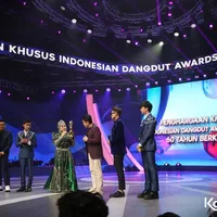 6 Potret Elvy Sukaesih Raih Penghargaan Khusus di IDA 2024, Tampil Cantik dalam Balutan Gaun Berkilau 