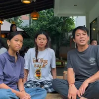 7 Potret Ariel NOAH Cover Lagu Bareng Ponakan saat Acara Kumpul Keluarga, Ngemong Banget