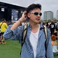7 Potret Baskara Mahendra Nonton Primavera Sound di Barcelona, Seru Meski Diguyur Hujan