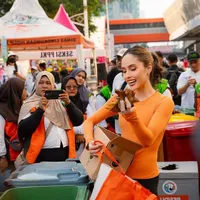 7 Potret Cinta Laura Rayakan Ultah Jakarta dengan Memilah Sampah di Car Free Day