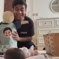 7 Potret Fadil Jaidi Momong Keponakan, Sering Kali Kocak - Bikin Gemas