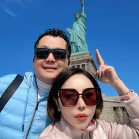 7 Potret Femmy Permatasari dan Suami Kunjungi Patung Liberty, Romantis Banget