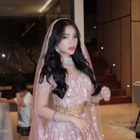 7 Potret Fuji dalam Balutan Lehenga Bernuansa Pink, Cantik dan Cute Abis