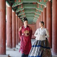 7 Potret Glenca Chysara dan Suami ke Kawasan Dongdaemun Korea, Romantis Banget