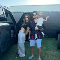 7 Potret Hailey Bieber di Coachella, Tampak Seru - Dampingi Justin Sounccheck