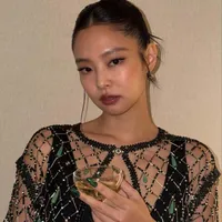 7 Potret Jennie BLACKPINK di Paris Fashion Week, Tampil Pakai Setelan Jaring-Jaring