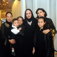 7 Potret Kebersamaan Aaliyah Massaid dan Angelina Sondakh Pasca 10 Tahun Berpisah, Dibela Habis-Habisan Saat Disebut Makan Uang Haram Meski Bukan Ibu Kandung