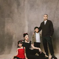 7 Potret Keluarga Raditya Dika Jalani Pemotretan, Keluarga Fotogenik - Tampil Memukau