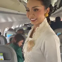 7 Potret Kris Dayanti Kondangan ke Yogyakarta, Tampil Menawan Pakai Kebaya Putih