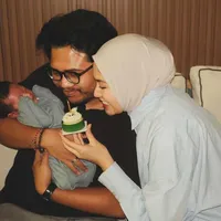 7 Potret Ochi Rosdiana Rayakan Ulang Tahun Sang Suami, Beri Dua Kartu Ucapan