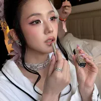7 Potret Persiapan Jisoo Blackpink Hadiri Met Gala, Perlihatkan Detail Makeup Menawan