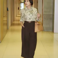 7 Potret Prilly Latuconsina dengan Outfit ala 'Cewek Bumi', Terlihat Kalem dan Profesional