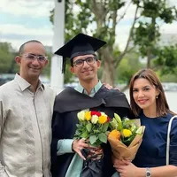 8 Potret Anak Selebritis Wisuda Dari Perguruan Tinggi Luar Negeri, Gayanya Curi Perhatian