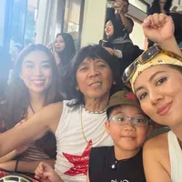 8 Potret Bimbim Slank Rayakan Ulang Tahun ke-58 Bersama Keluarga, Sebut Semangatnya Masih Remaja 17-An